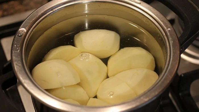 Fügen Sie diese Zutat hinzu, bevor Sie die Kartoffeln kochen, und sie werden schmackhaft, krümelig und lecker.