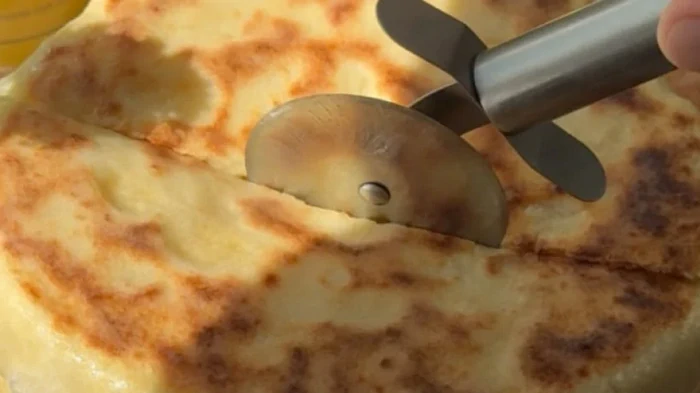 Hallo aus Georgien: Wie man Khachapuri in 15 Minuten zubereitet (Video)