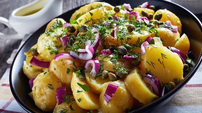 Legendärer deutscher Kartoffelsalat: Wie er in verschiedenen Bundesländern zubereitet wird