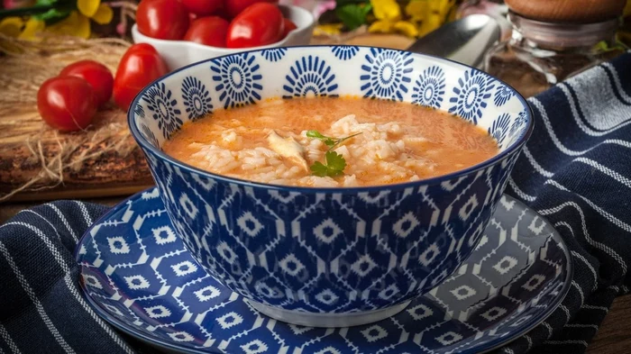 Thunfischsuppe aus der Dose mit Reis und Tomaten: einfaches Rezept